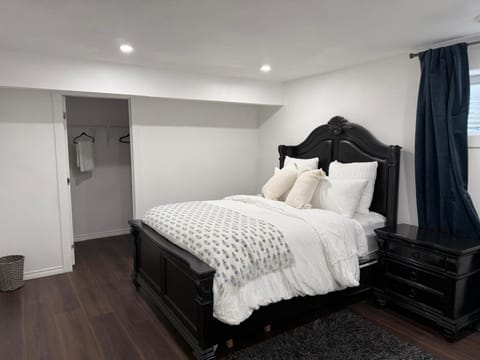 Photo of the whole room, Bedroom