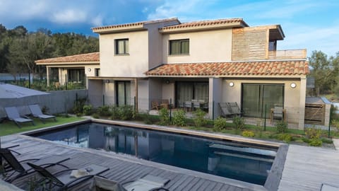 Property building, Garden, Swimming pool, Swimming pool