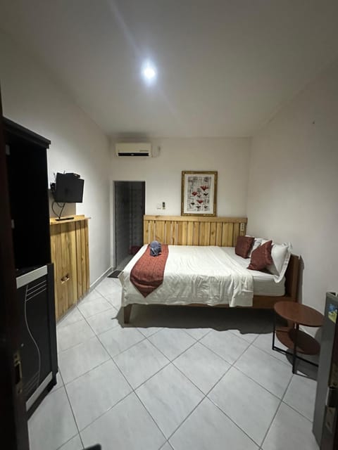Bed, TV and multimedia, Photo of the whole room, Bedroom, air conditioner