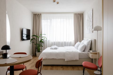 Bed, TV and multimedia, Seating area