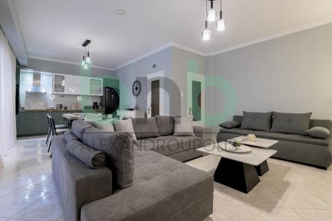 Kitchen or kitchenette, Living room, Photo of the whole room, Seating area, Dining area, internet