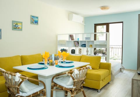 TV and multimedia, Living room, Seating area, Dining area