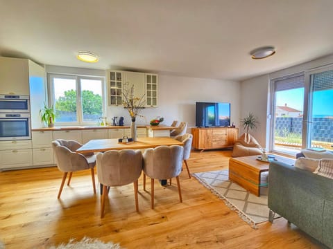 Kitchen or kitchenette, Living room, Seating area, Dining area