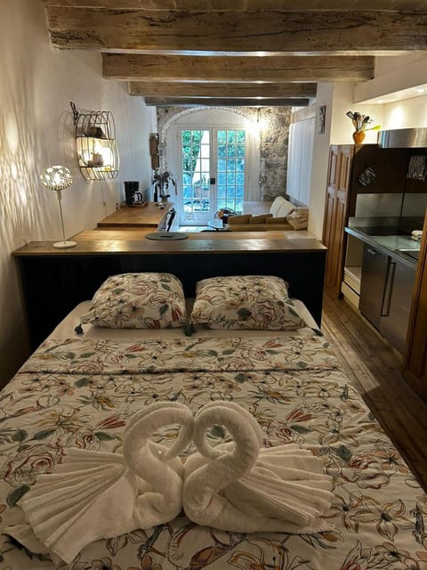 Bed, Photo of the whole room, towels