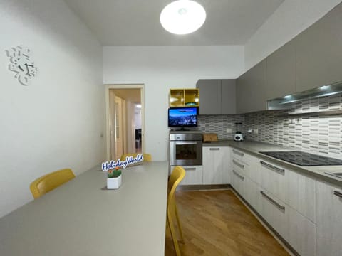 TV and multimedia, Kitchen or kitchenette, oven, stove