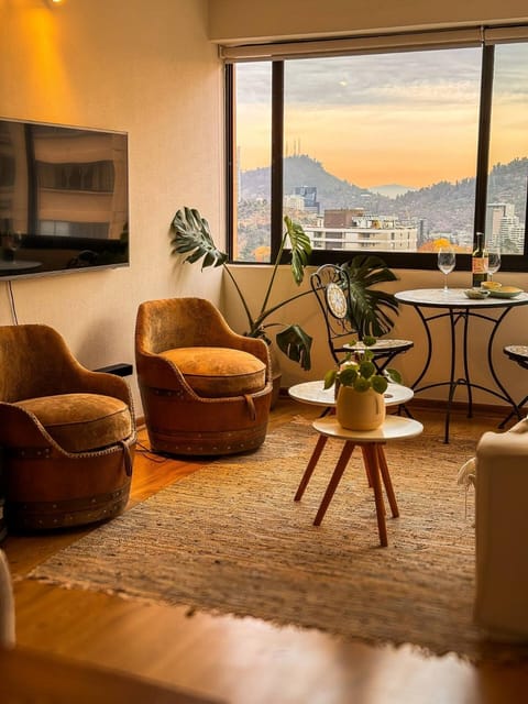 Communal lounge/ TV room, TV and multimedia, City view, Mountain view