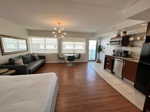 Bed, Photo of the whole room, Seating area, Dining area