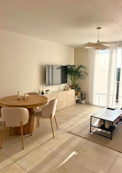 TV and multimedia, Living room, Dining area