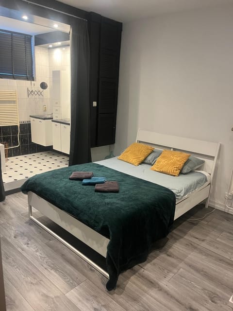 Bed, Bedroom, towels