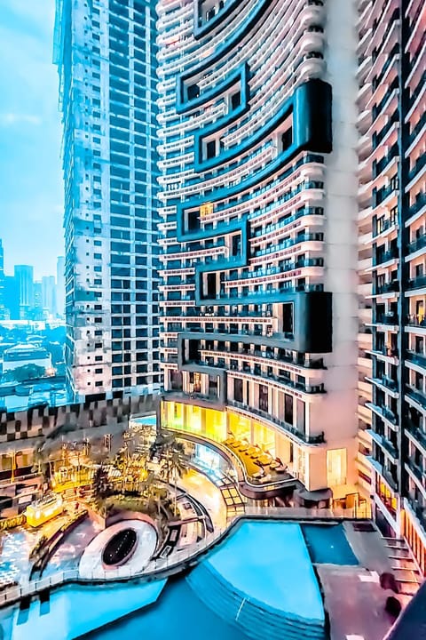 Balcony/Terrace, City view, Pool view