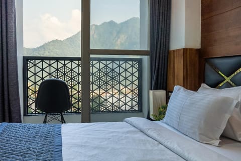 Balcony/Terrace, Bedroom, Mountain view