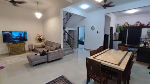 Communal lounge/ TV room, TV and multimedia, Living room, Seating area, Dining area, Evening entertainment