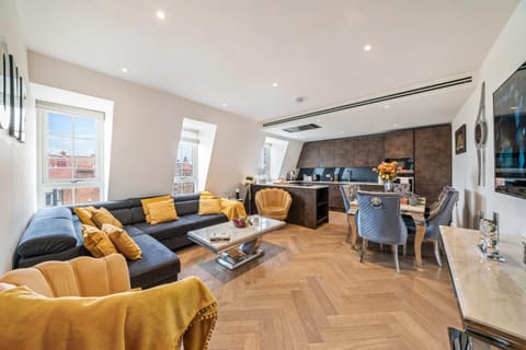 TV and multimedia, Kitchen or kitchenette, Living room, Seating area, Dining area