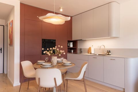 Coffee/tea facilities, Kitchen or kitchenette, Dining area, stove