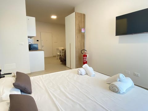 Bed, TV and multimedia, Bedroom, towels