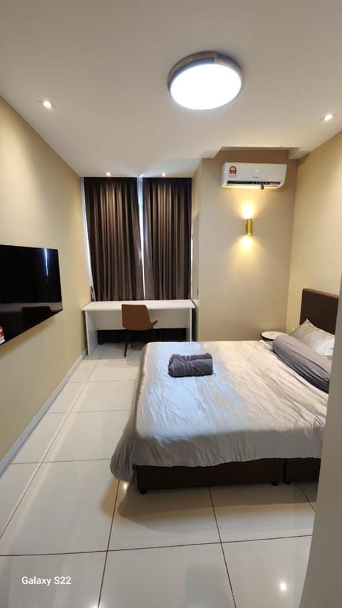 Bed, TV and multimedia, Bedroom, towels