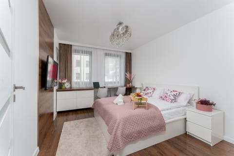 Bed, TV and multimedia, Bedroom