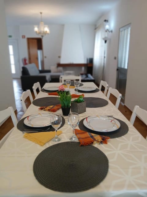 Living room, Food and drinks, Seating area, Dining area, Food