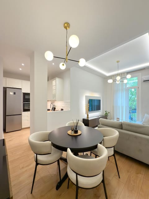 Kitchen or kitchenette, Living room, Seating area, Dining area