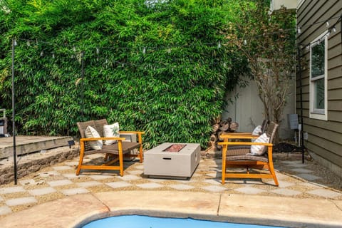 Garden, Seating area, Swimming pool