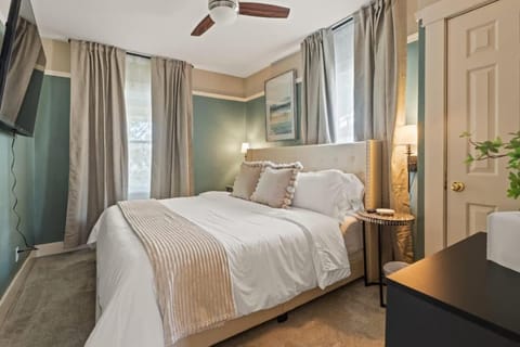 The Paper Plane Pool - Sauna - Poker Room - Sleeps 8 House in Kettering