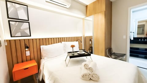 Bed, Photo of the whole room, towels