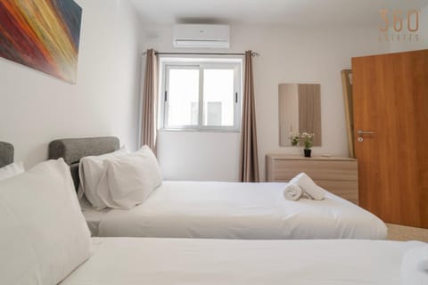 Bed, Photo of the whole room, Bedroom, internet, towels, wardrobe, air conditioner