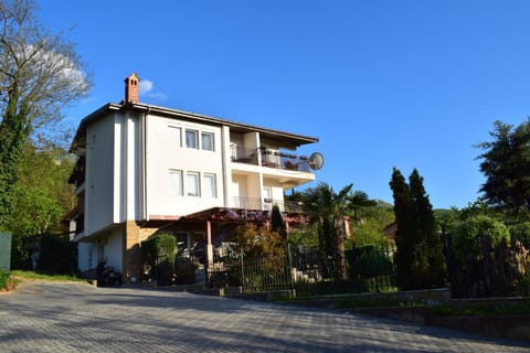 Facade/entrance, Balcony/Terrace, Decorative detail, Pets, Lake view, Landmark view, Mountain view