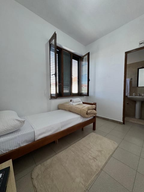 Shower, Toilet, Bed, Photo of the whole room, towels