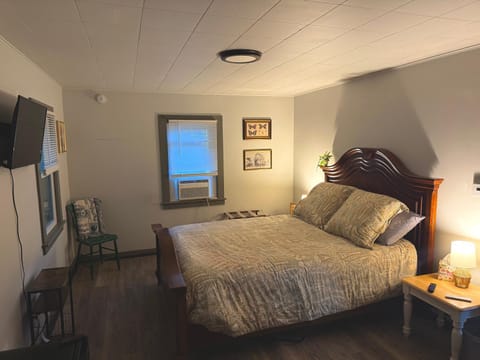 Bed, TV and multimedia, Bedroom