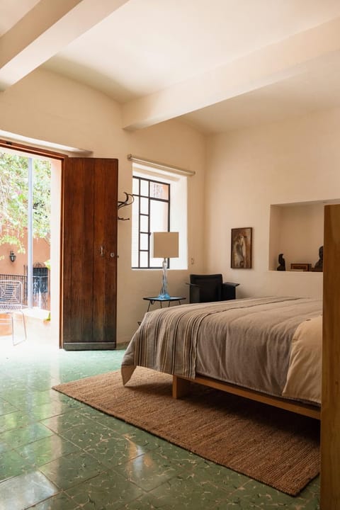 Photo of the whole room, Seating area