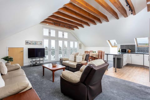 TV and multimedia, Kitchen or kitchenette, Living room, Seating area, Evening entertainment