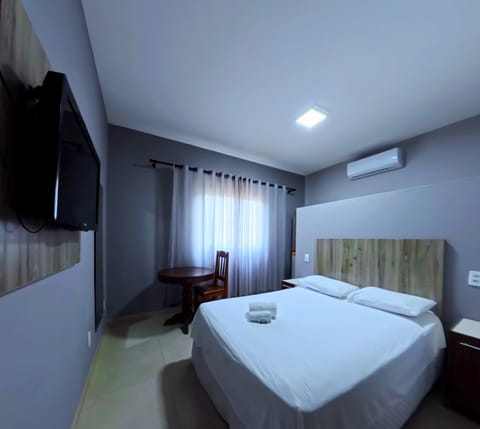 Bed, TV and multimedia, Photo of the whole room, Bedroom, towels, air conditioner