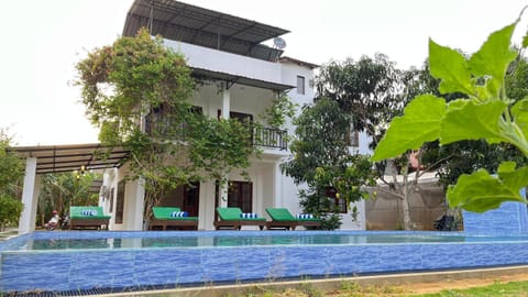 Property building, Garden, Pool view, Swimming pool, sunbed