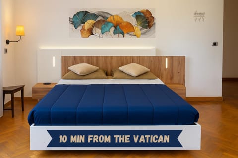 Bed, Photo of the whole room, Bedroom, Text overlay