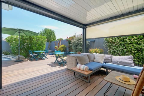 Property building, Balcony/Terrace, Living room