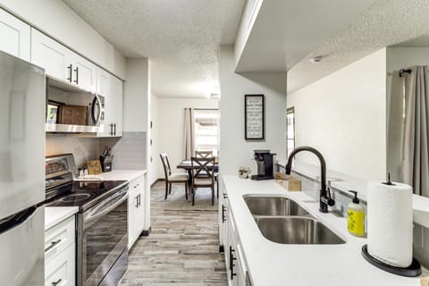 Near 2026 FIFA World Cup Townhome with Patio House in Arlington