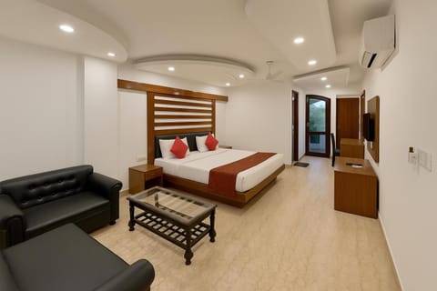 Property building, Bed, TV and multimedia, Living room, Photo of the whole room, Seating area, Bedroom, air conditioner