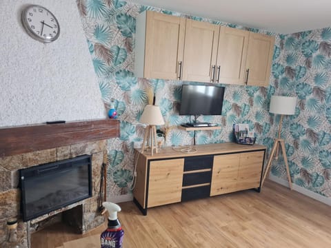 Communal lounge/ TV room, Bed, Night, TV and multimedia