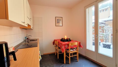 Kitchen or kitchenette, Dining area, minibar, pet friendly, stove