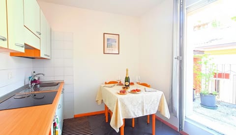 Kitchen or kitchenette, Dining area, stove