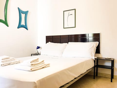 Bed, Photo of the whole room, towels