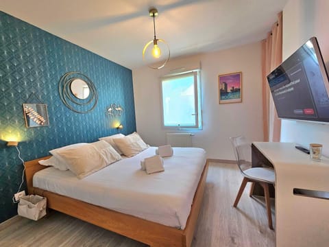 Bed, TV and multimedia, Photo of the whole room, Bedroom