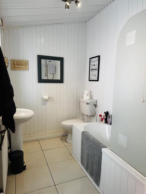 Toilet, Bathroom, towels