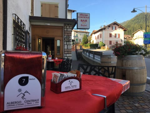 Property building, Restaurant/places to eat, Lounge or bar, Food and drinks