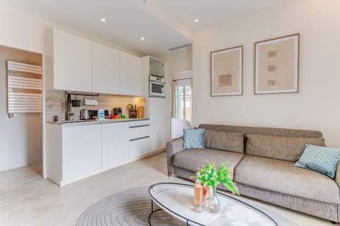 Coffee/tea facilities, Kitchen or kitchenette, Living room, Dining area, oven, stove