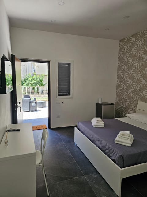 Bed, TV and multimedia, Living room, Photo of the whole room, Seating area, Bedroom, towels