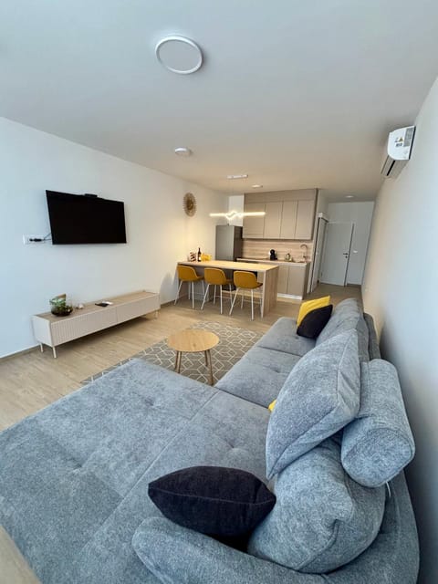 TV and multimedia, Living room, Seating area, Dining area, air conditioner