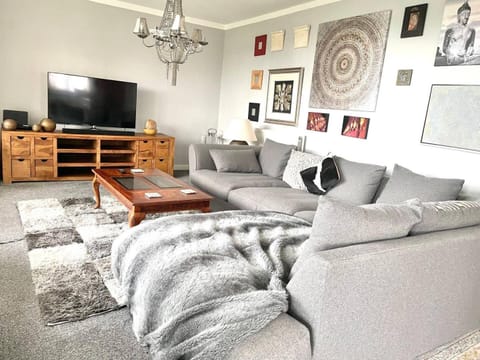 TV and multimedia, Living room, Seating area, Evening entertainment