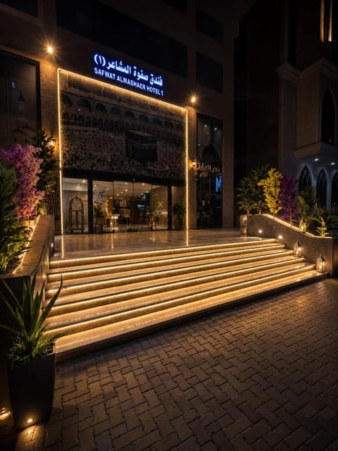 Facade/entrance, Location